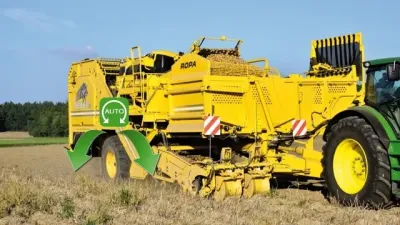 Žlutý sklízeč brambor Ropa Keiler na poli s ukázkou pohonu kol
