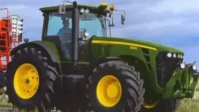 John Deere 8430 při práci na poli na fotografii z prospektu