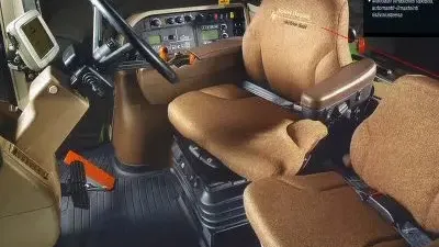Ovládací páky na bočním panelu John Deere 8430
