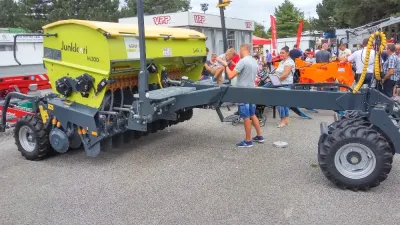 Žlutozelený secí stroj Junkkari M300 na výstavě
