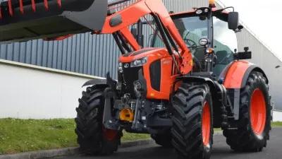 Oranžový traktor Kubota s čelním nakladačem