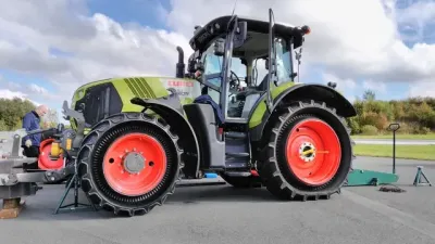 Traktor Claas s pneumatikami Mitas PneuTrac při zkoušce