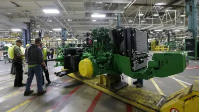 Montáž traktoru John Deere ve výrobním závodě