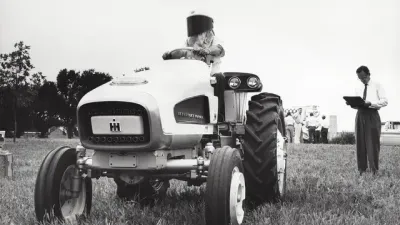 Historický černobílý snímek bílého traktoru International Harvester s turbínovým pohonem