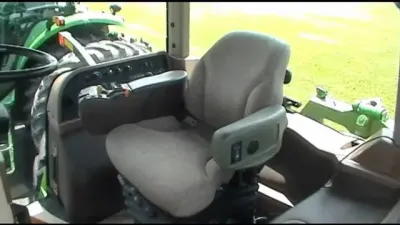 Odpružené sedadlo řidiče traktoru John Deere 8430