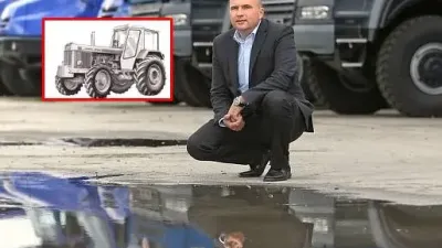 Muž před výrobním závodem zemědělské techniky