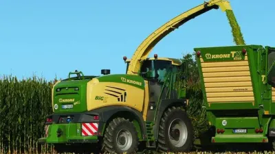 Řezačka Krone Big X plní vůz při sklizni kukuřice