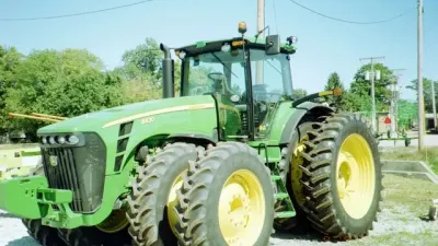 Interiér kabiny John Deere 8430 se sedadlem a volantem