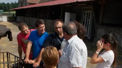 Skupina zemědělců při návštěvě české farmy