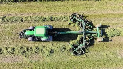 Shrnovač Agronic při shrnování píce z nadhledu
