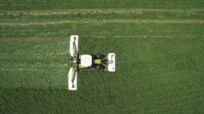 Letecký pohled na traktor Claas s žacími stroji při sečení louky