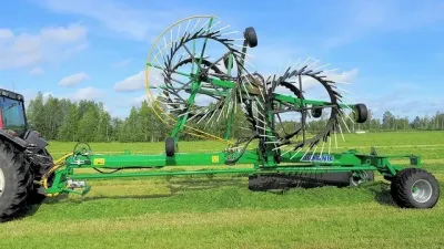 Složený shrnovač Agronic v přepravní poloze