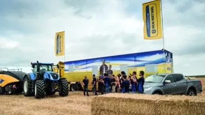 Účastníci polní ukázky u traktorů New Holland