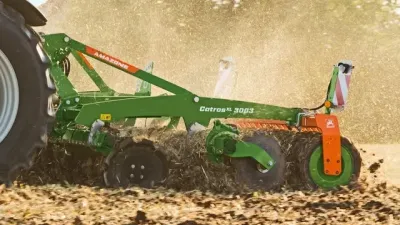 Zelené talířové brány Amazone Catros XL při práci na poli