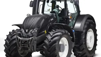 Černý traktor Valtra série S na bílém pozadí