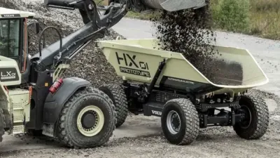 Kolový nakladač Volvo sype kamenivo do autonomního sklápěče HX01.