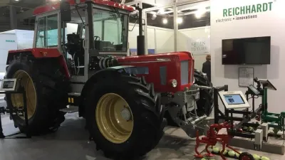Starší červený traktor s terminálem navigačního systému na výstavě