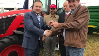 Předání klíčů od traktoru Zetor před několika účastníky