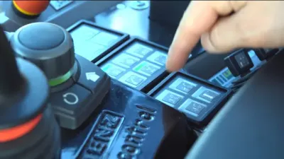 Detail dotykových ovladačů stroje Jenz Cobra.