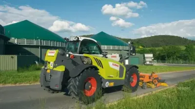 Teleskopický manipulátor Claas Scorpion při údržbě krajnice