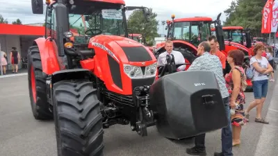 Červený traktor Zetor mezi návštěvníky veletrhu