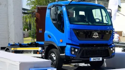 Modrý nákladní automobil Avia Initia vystavený venku