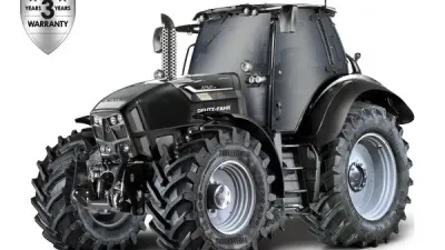 Černý traktor Deutz-Fahr Warrior na bílém pozadí