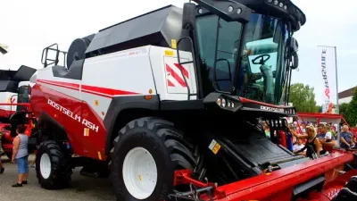 Červeno-bílá sklízecí mlátička Rostselmash RSM 161 na venkovní výstavě