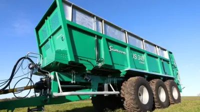 Zelené třínápravové rozmetadlo hnoje Samson US 340