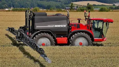 Červený samojízdný postřikovač Horsch na poli