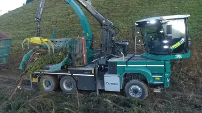 Jenz Cobra zpracovává větve na horském pracovišti.