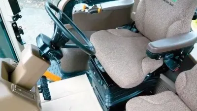 John Deere 8430 při práci s nářadím