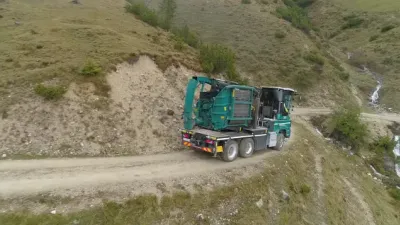 Mobilní štěpkovač Jenz Cobra na úzké horské cestě.