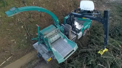 Pohled shora na podávací otvor štěpkovače Jenz Cobra.