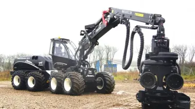 Černý lesní stroj Silvatec s hydraulickým ramenem