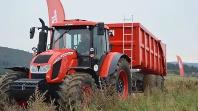 Červený traktor Zetor Forterra s návěsem