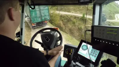 Řidič v kabině stroje Jenz Cobra sleduje odvoz štěpky.