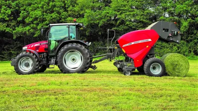Červený traktor Massey Ferguson s lisem na kulaté balíky
