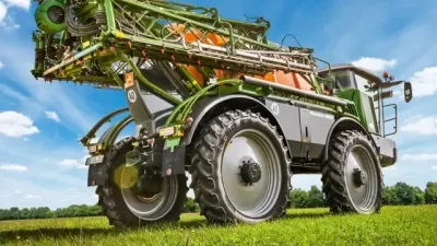 Samojízdný postřikovač Amazone Pantera na trávě