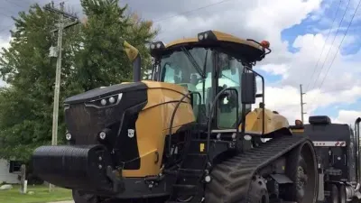 Žlutý pásový traktor Challenger na přepravním návěsu