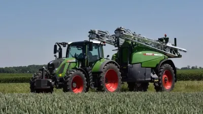 Zelený postřikovač Fendt na poli