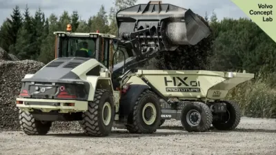 Autonomní sklápěč Volvo HX01 při nakládání kameniva.