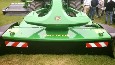 Zelený žací stroj John Deere na výstavě
