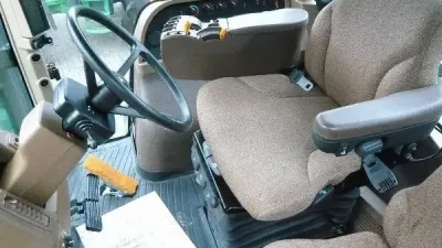 Sedadlo řidiče a volant v kabině John Deere 8430