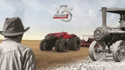 Historický parní stroj a futuristický traktor Case IH na poli