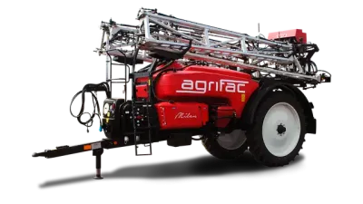 Červený tažený postřikovač Agrifac Milan na bílém pozadí
