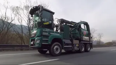 Mobilní štěpkovač Jenz Cobra při jízdě po silnici.