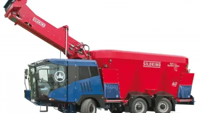 Modro-červený samojízdný krmný vůz Siloking