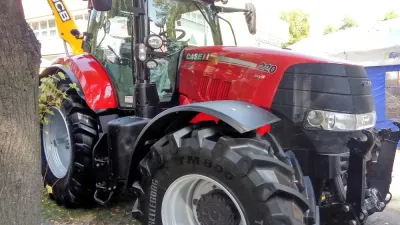 Červený traktor Case IH Puma vystavený na veletrhu