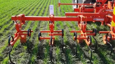 Červená plečka Maschio Gaspardo při práci v řádcích plodiny